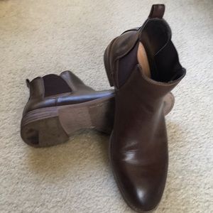 Robert Wayne Brown Chelsea Boots size 9.5